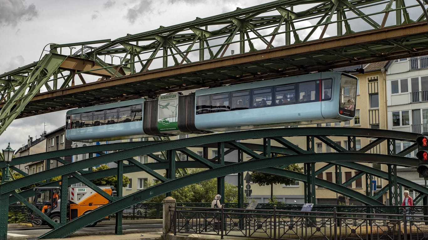 Die Wuppertaler Schwebebahn an der Haltestelle Werther Brücke: WSW-Kunden profitieren von der Senkung der Mehrwertsteuer.
