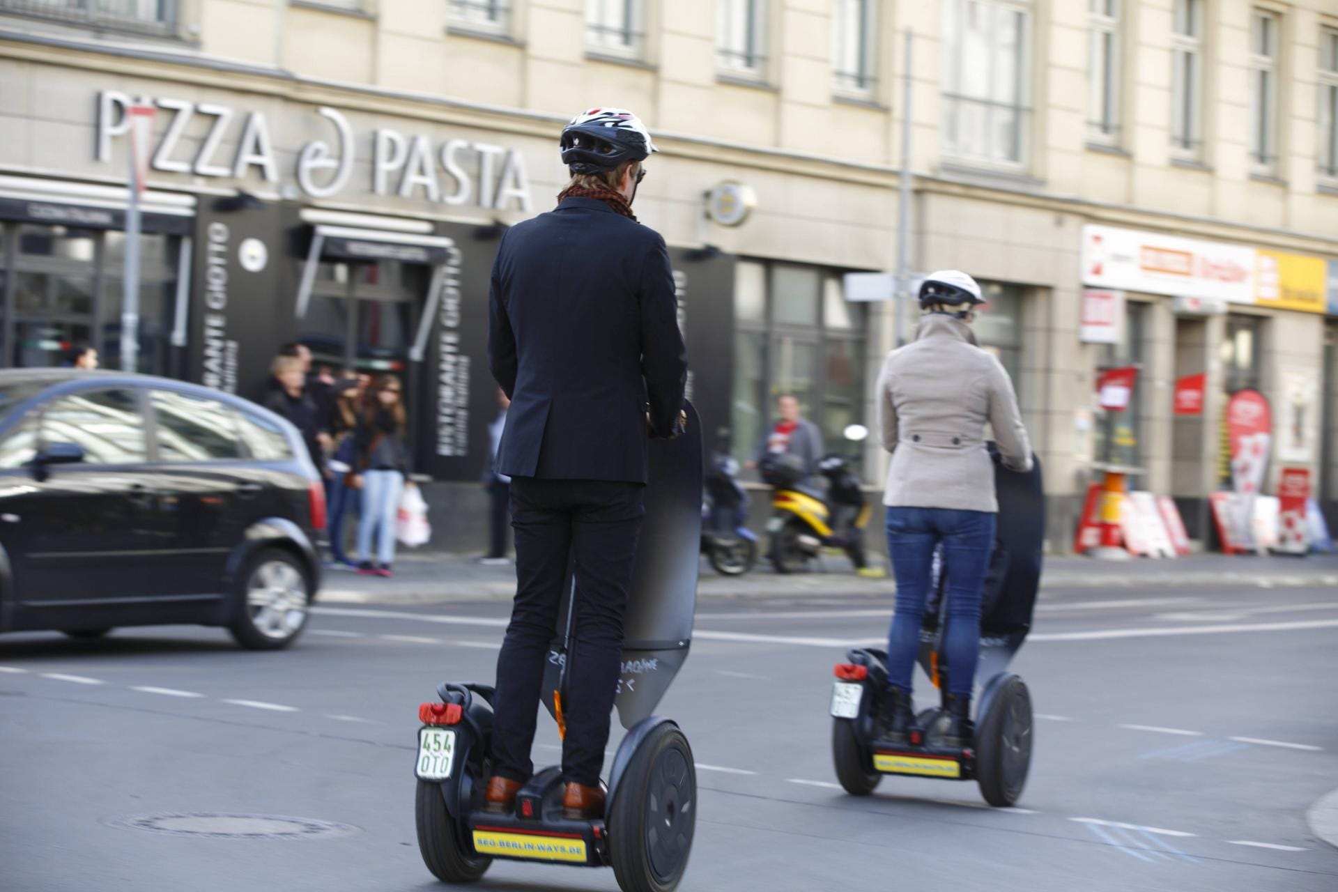 Zwei Segwayfahrer in Berlin: Das ikonische Gefährt wird künftig nicht mehr gebaut