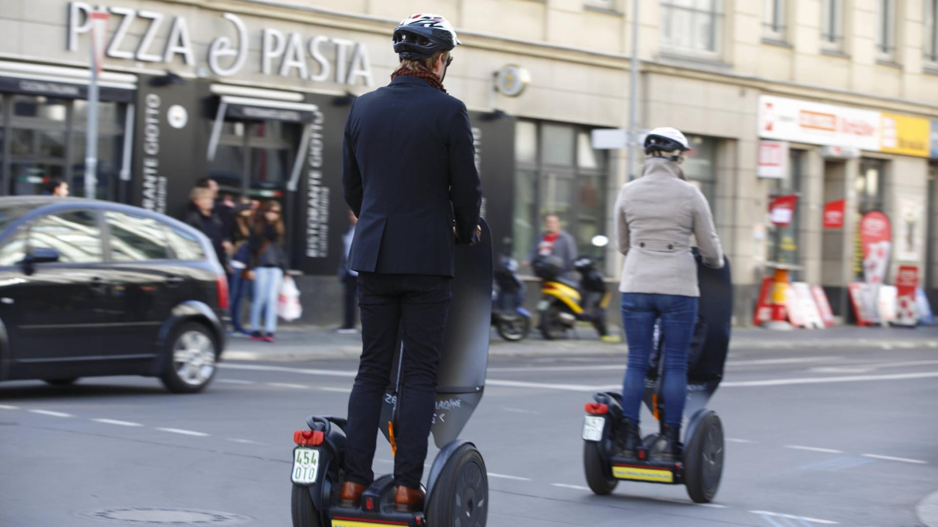 Zwei Segwayfahrer in Berlin: Das ikonische Gefährt wird künftig nicht mehr gebaut