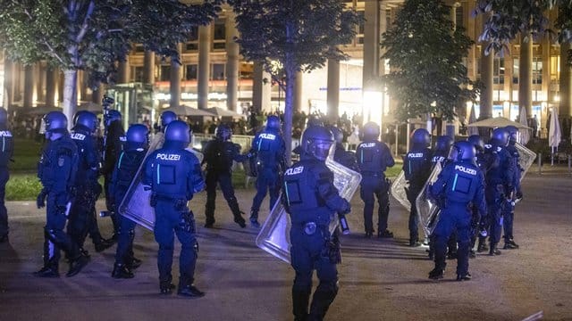 Bei Auseinandersetzungen mit der Polizei hatten dutzende gewalttätige Kleingruppen die Innenstadt verwüstet und mehrere Beamte verletzt.