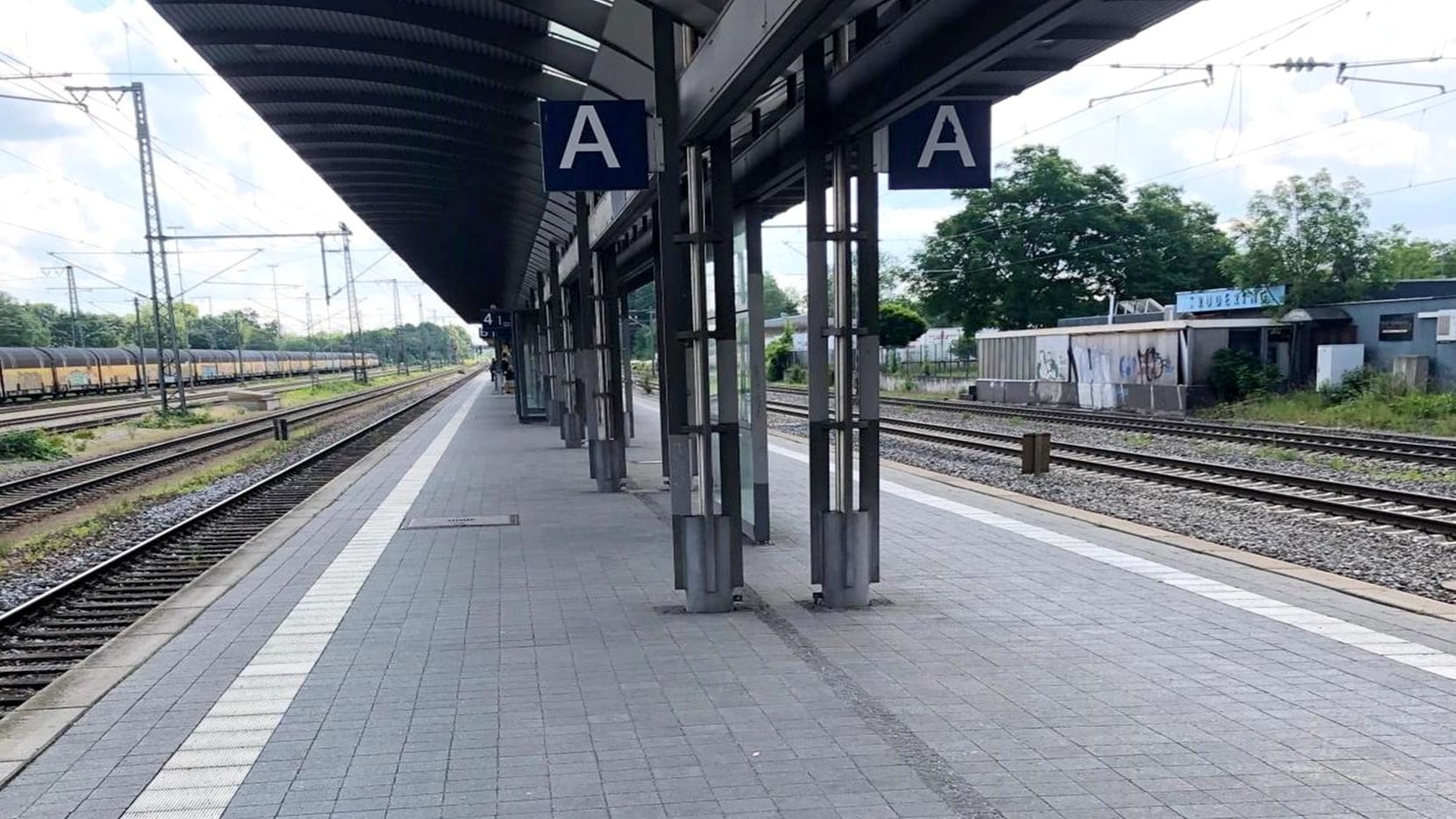 S-Bahnsteig in München-Trudering: Ein betrunkener Schwarzfahrer hat hier Kontrolleure angegriffen. S-Bahnsteig in München-Trudering: Ein betrunkener Schwarzfahrer hat hier Kontrolleure angegriffen.