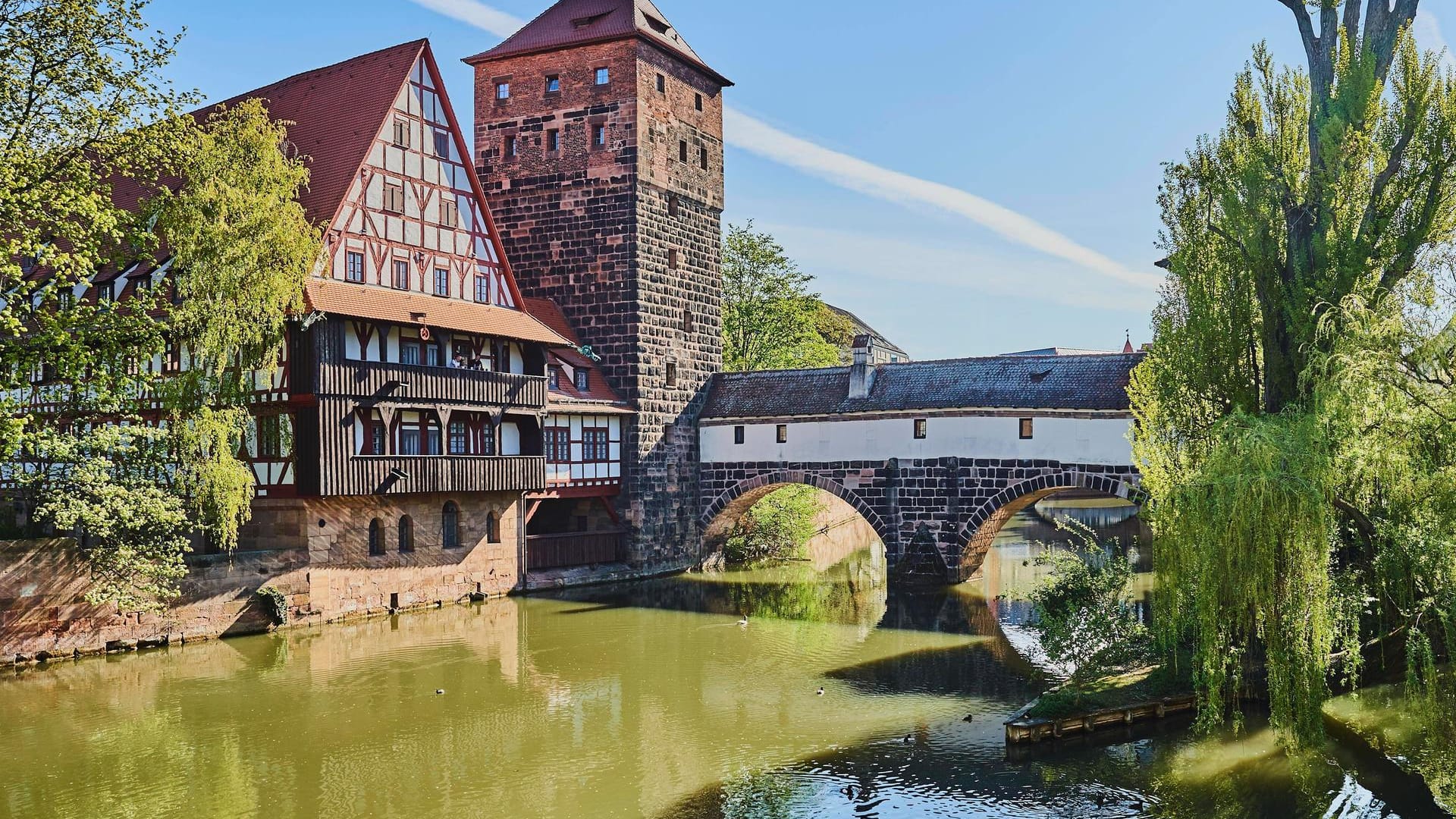 Blick auf den Wasserturm und die Henkerbrücke an der Pegnitz: Der Fluss wurde kurzerhand trockengelegt. Blick auf den Wasserturm und die Henkerbrücke an der Pegnitz: Der Fluss wurde kurzerhand trockengelegt.