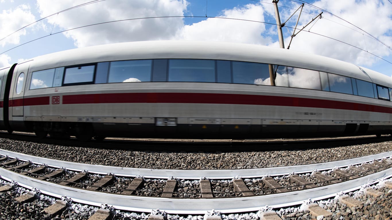 Weiße Schienen gegen Hitze: Ein ICE der Deutschen Bahn fährt auf der Hochgeschwindigkeitsstrecke zwischen Hannover und Würzburg an einem Gleis mit weißem Farbanstrich vorbei.