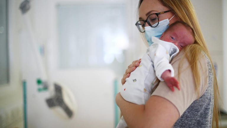 Neugeborenes mit seiner Mutter: Auch Babys können sich mit dem Coronavirus infizieren.
