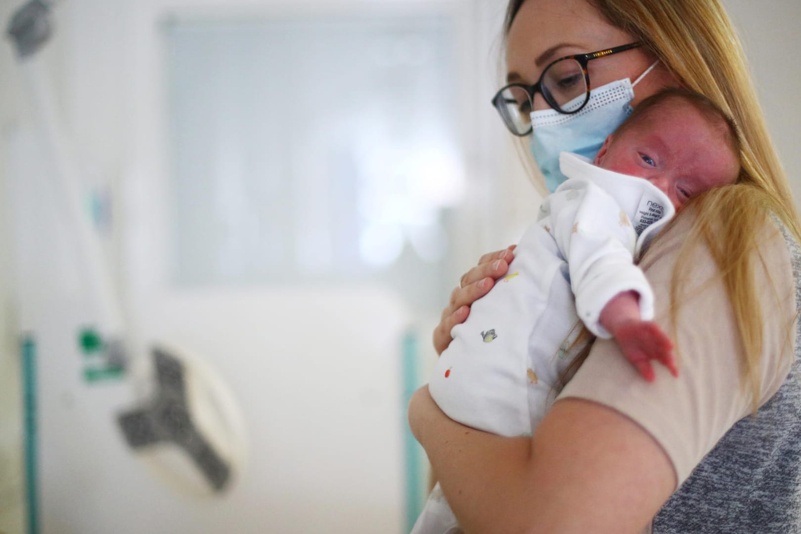 Neugeborenes mit seiner Mutter: Auch Babys können sich mit dem Coronavirus infizieren.