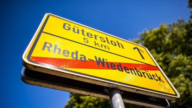 Eine Ortstafel weist auf die Ortsausfahrt Rheda-Wiedenbrück hin: Einige Bundesländer haben Beherbergungsverbote für Touristen aus dem von Corona betroffenen Landkreis erlassen.