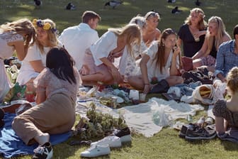 Schweden feiert Mittsommer: In Stockholm picknickt eine Gruppe junger Menschen in einem Park. Große Feiern, wie sonst zu diesem Anlass üblich, fallen in diesem Jahr aus.