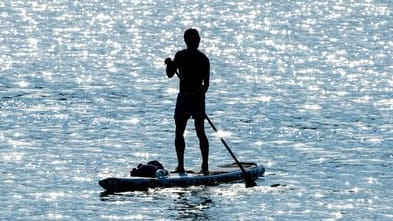 Stehpaddeln auf SUP-Boards ist eine beliebte Sommerbeschäftigung.