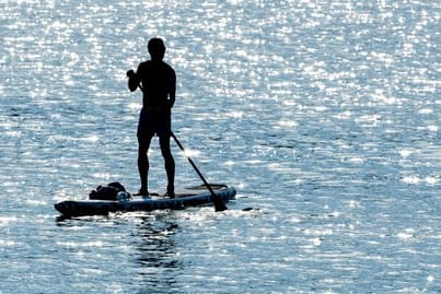 Stehpaddeln auf SUP-Boards ist eine beliebte Sommerbeschäftigung.