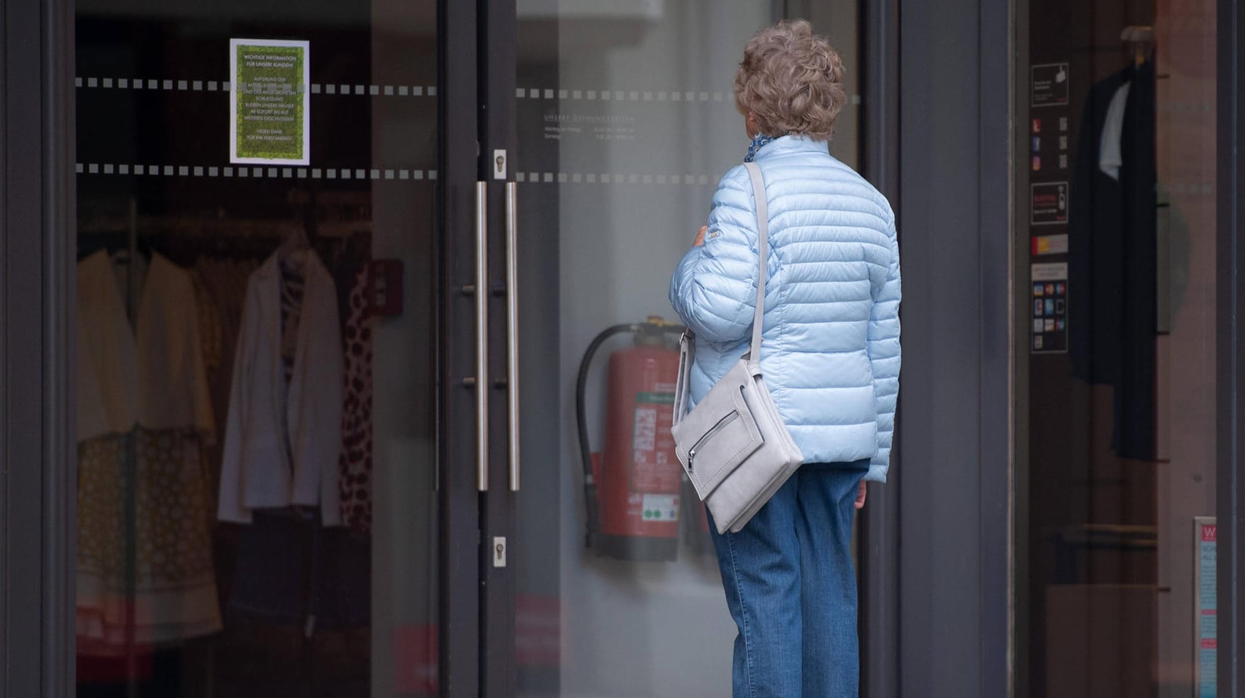 Eine ältere Frau vor einem Geschäft (Symbolbild): Die Auszahlung der Grundrente für viele Bestandsrentner dauert noch.