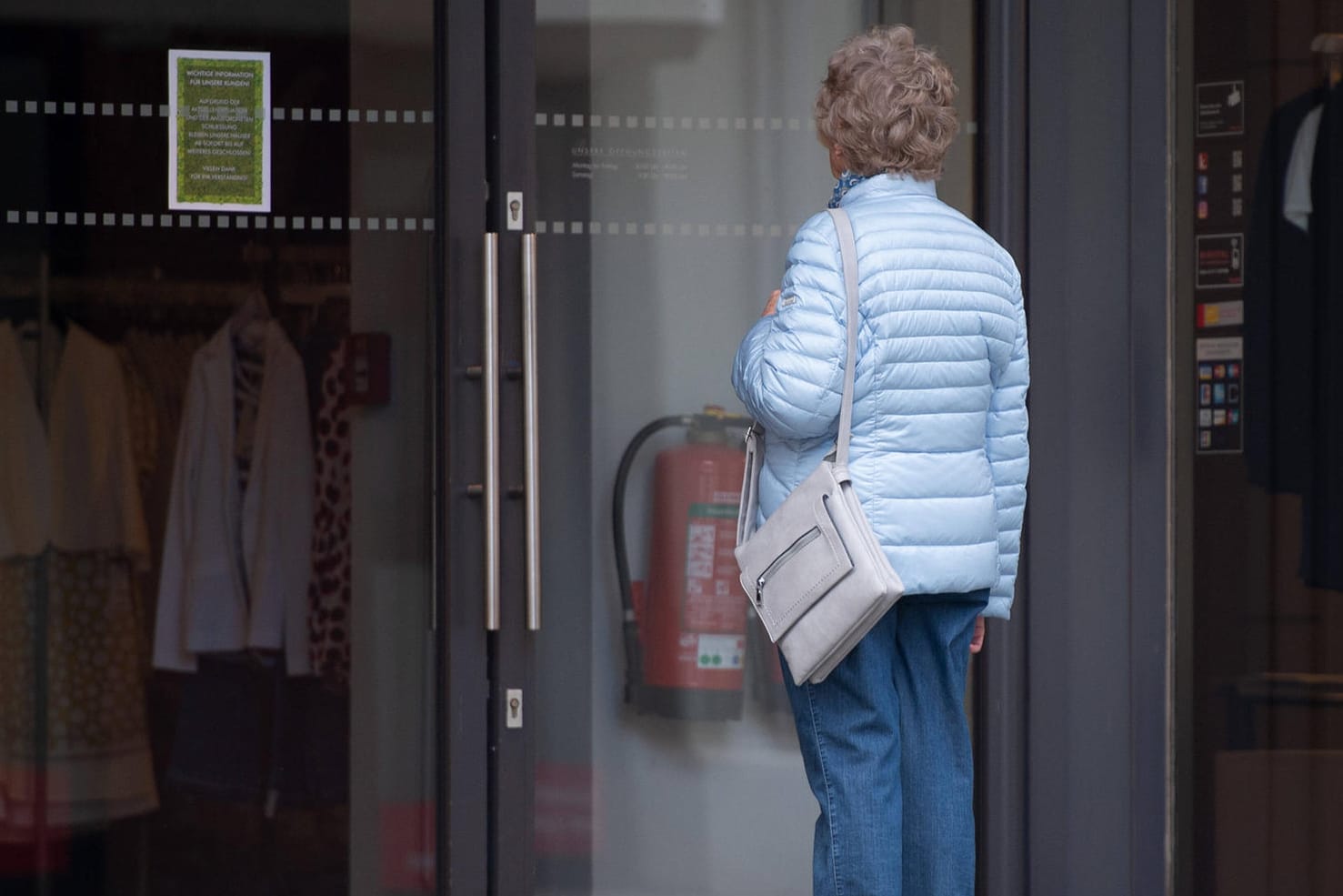 Eine ältere Frau vor einem Geschäft (Symbolbild): Die Auszahlung der Grundrente für viele Bestandsrentner dauert noch. Eine ältere Frau vor einem Geschäft (Symbolbild): Die Auszahlung der Grundrente für viele Bestandsrentner dauert noch.