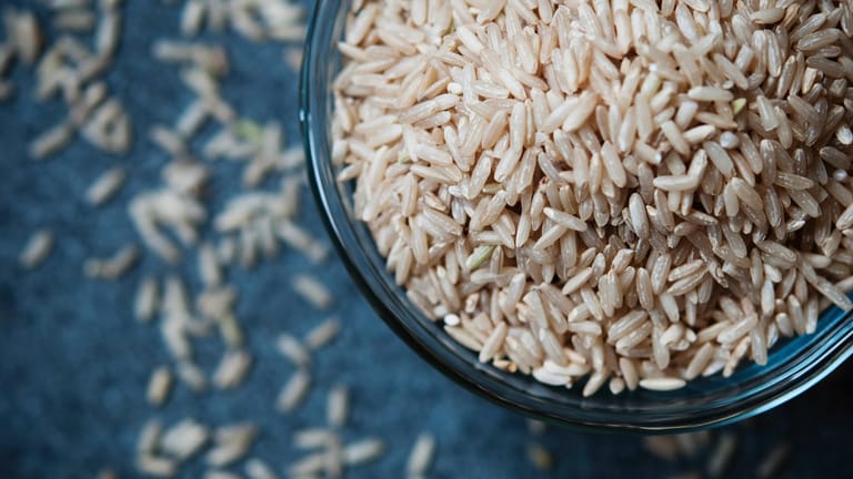 Reis: Ungeschälter Naturreis ist stärker mit Arsen belastet als geschälter Reis.