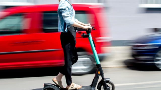 Um das Fahren mit dem E-Tretroller sicherer zu machen, raten Experten zu einer automatisierten Tempobegrenzung. Um das Fahren mit dem E-Tretroller sicherer zu machen, raten Experten zu einer automatisierten Tempobegrenzung.