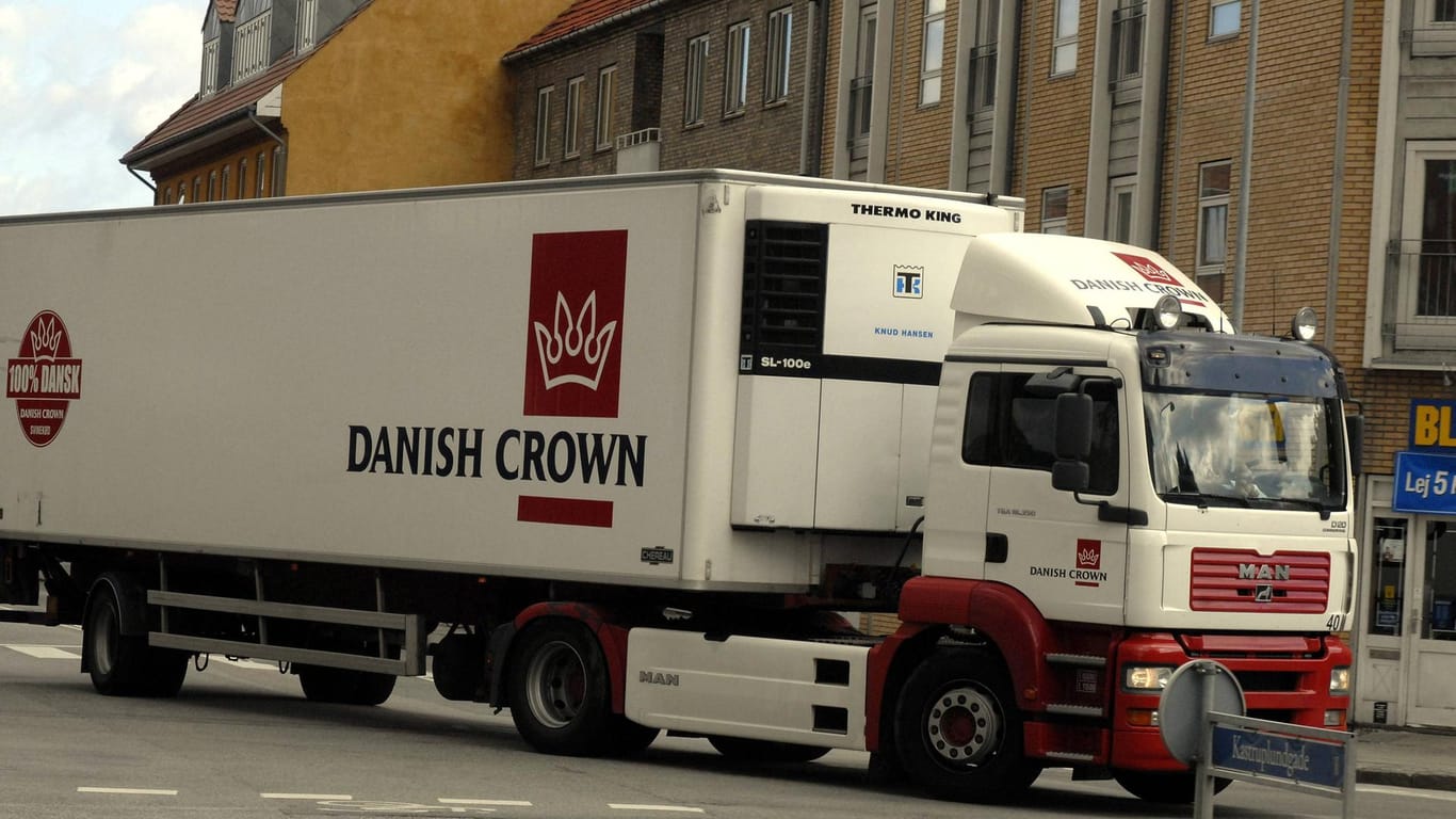 Lkw der Firma Danish Crown: In einem Schlachthof der Firma in Niedersachsen gibt es mehrere Corona-Fälle (Symbolbild).