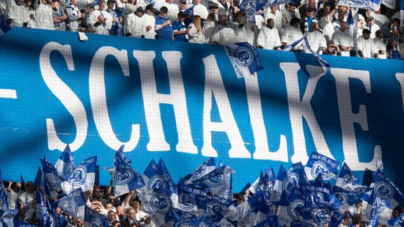 Verschiedene Fan-Gruppierungen wollen parallel zum Auswärtsspiel von Schalke eine Menschenkette um das Vereinsgelände Berger Feld mit der Veltins-Arena bilden.