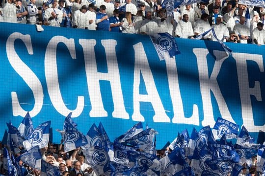 Verschiedene Fan-Gruppierungen wollen parallel zum Auswärtsspiel von Schalke eine Menschenkette um das Vereinsgelände Berger Feld mit der Veltins-Arena bilden.