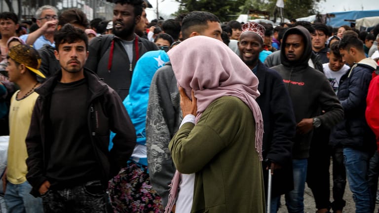 Migranten auf der griechischen Insel Lesbos: Sie harren in unerträglichen Verhältnissen aus. Ein Corona-Ausbruch in den Lagern ist nur eine Frage der Zeit.
