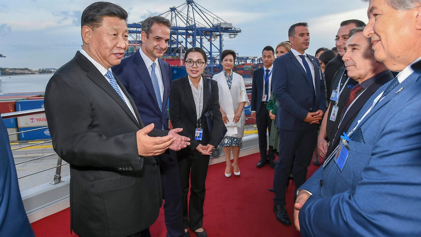 Chinas Staatspräsident Xi Jinping beim Besuch in Piräus: Die Chinesen kontrollieren den griechischen Hafen.