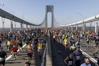 Läufer überqueren beim New York Marathon die Verrazano Narrows Bridge in Staten Island, New York.
