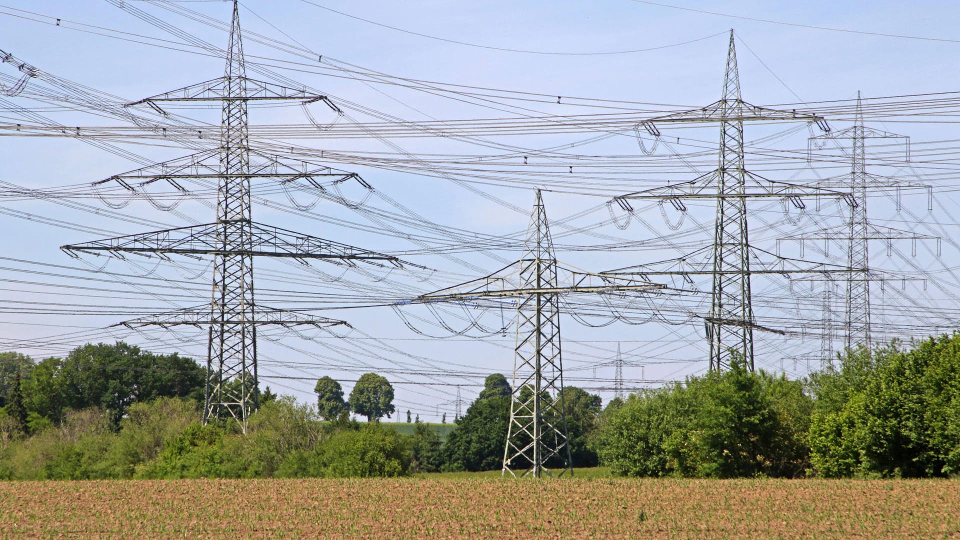 Stromtrasse des Energieversorgers Westnetz: In Essen ist der Strom für etwa 5.000 Personen ausgefallen. Stromtrasse des Energieversorgers Westnetz: In Essen ist der Strom für etwa 5.000 Personen ausgefallen.