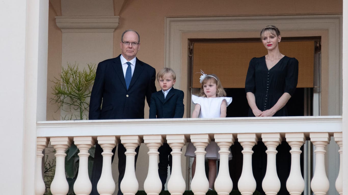 Fürst Albert und Fürstin Charlène: Zum Fête de la Saint-Jean zeigte sich das Paar gemeinsam mit den Zwillingen Jacques und Gabriella auf dem Balkon.