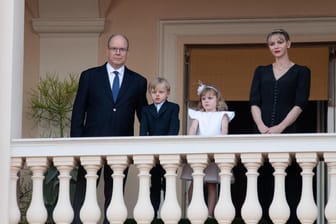 Fürst Albert und Fürstin Charlène: Zum Fête de la Saint-Jean zeigte sich das Paar gemeinsam mit den Zwillingen Jacques und Gabriella auf dem Balkon.