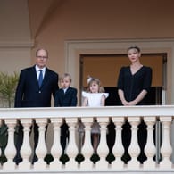 Fürst Albert und Fürstin Charlène: Zum Fête de la Saint-Jean zeigte sich das Paar gemeinsam mit den Zwillingen Jacques und Gabriella auf dem Balkon.