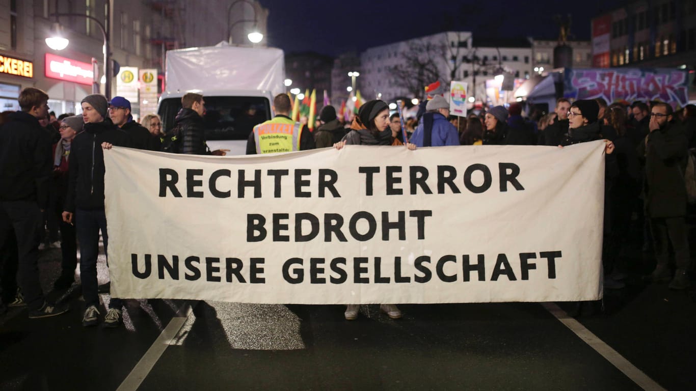 Ein Demonstrationszug zieht vom Hermannplatz zum Roten Rathaus in Berlin: Am Freitag wollen Demonstranten erneut gegen Rechts protestieren.