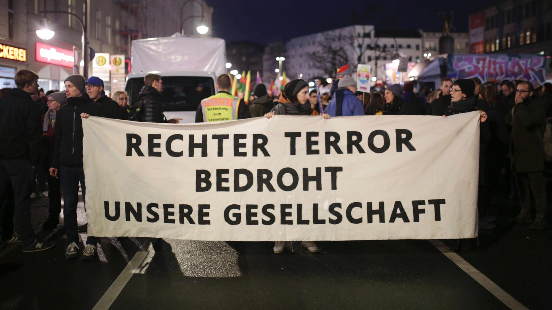 Ein Demonstrationszug zieht vom Hermannplatz zum Roten Rathaus in Berlin: Am Freitag wollen Demonstranten erneut gegen Rechts protestieren.