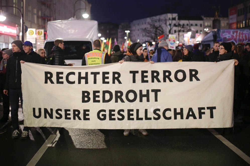 Ein Demonstrationszug zieht vom Hermannplatz zum Roten Rathaus in Berlin: Am Freitag wollen Demonstranten erneut gegen Rechts protestieren.