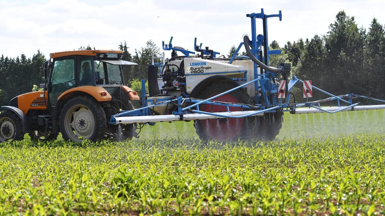 Ein Landwirt bringt das Unkrautvernichtungsmittel Glyphosat auf ein Feld aus (Symbolbild): In den USA hat Bayer einen Vergleich geschlossen. Es geht um mögliche Krebsrisiken von Glyphosat.