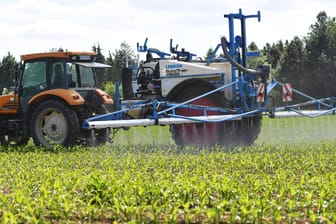 Ein Landwirt bringt das Unkrautvernichtungsmittel Glyphosat auf ein Feld aus (Symbolbild): In den USA hat Bayer einen Vergleich geschlossen. Es geht um mögliche Krebsrisiken von Glyphosat.