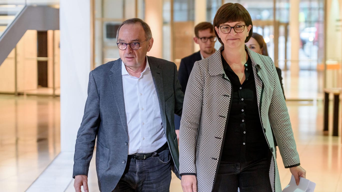 Saskia Esken und Norbert Walter-Borjans im Willy-Brandt-Haus: Die SPD-Chefs erhalten für ihre Arbeit an der Parteispitze eine Aufwandsentschädigung.