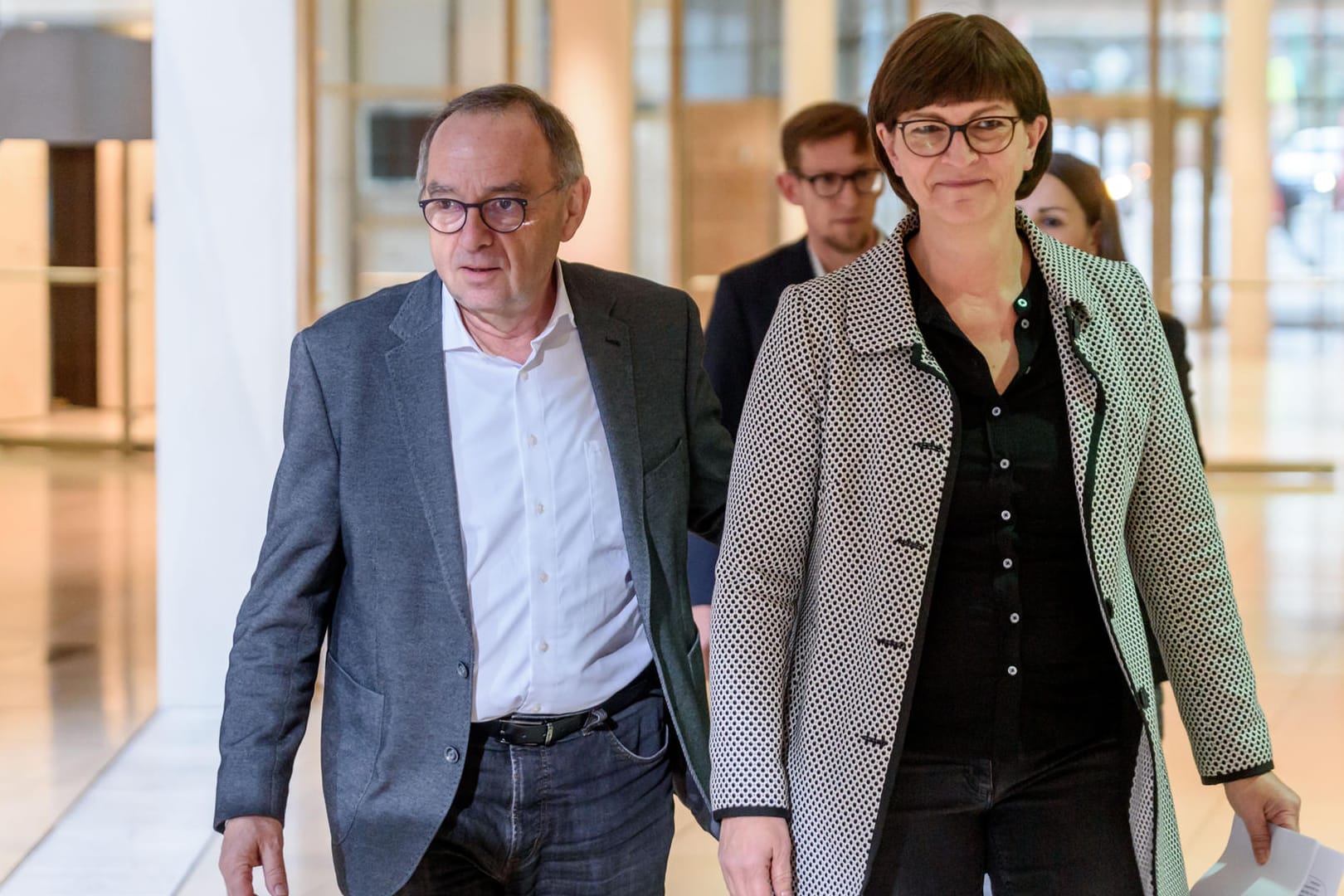 Saskia Esken und Norbert Walter-Borjans im Willy-Brandt-Haus: Die SPD-Chefs erhalten für ihre Arbeit an der Parteispitze eine Aufwandsentschädigung.