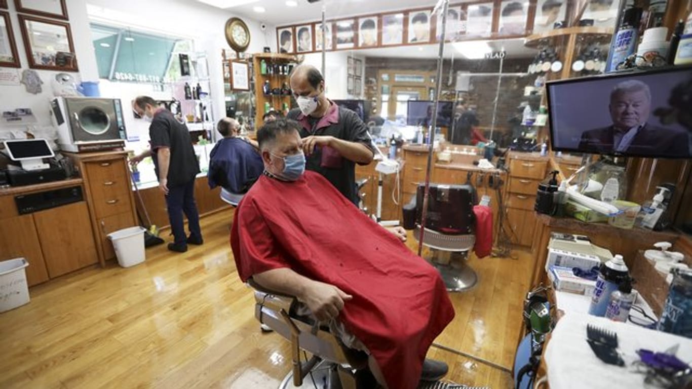 Kunden sitzen in einem New Yorker Friseurladen.