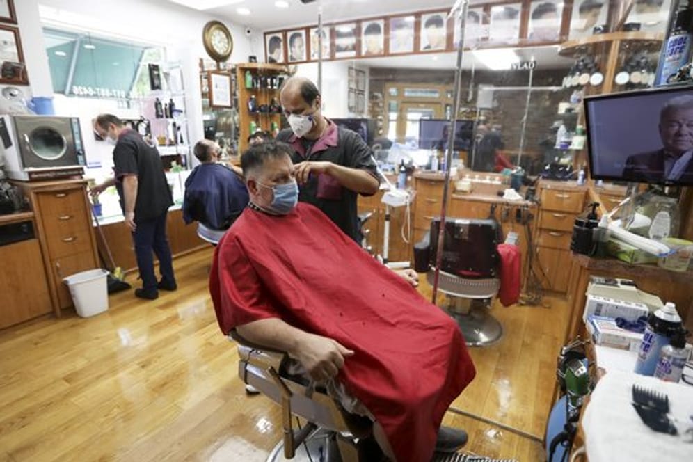 Kunden sitzen in einem New Yorker Friseurladen.