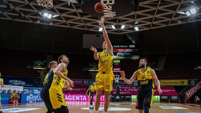 Lorenz Brenneke (M) von Alba Berlin geht mit dem Ball zum Korb. Lorenz Brenneke (M) von Alba Berlin geht mit dem Ball zum Korb.