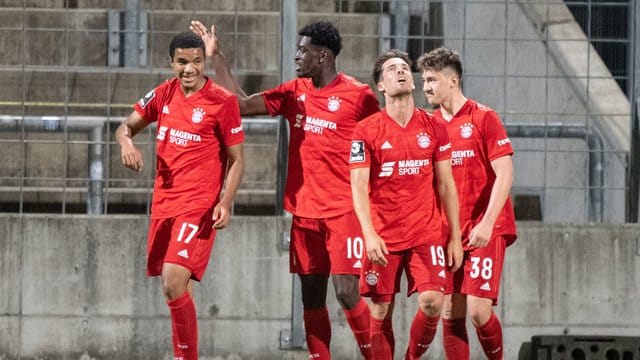 Torschütze Malik Tillman (l-r), Kwasi Okyere Wriedt, Maximilian Welzmüller und Angelo Stiller vom FC Bayern jubeln über das 2:1. Torschütze Malik Tillman (l-r), Kwasi Okyere Wriedt, Maximilian Welzmüller und Angelo Stiller vom FC Bayern jubeln über das 2:1.