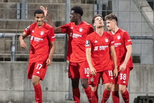 Torschütze Malik Tillman (l-r), Kwasi Okyere Wriedt, Maximilian Welzmüller und Angelo Stiller vom FC Bayern jubeln über das 2:1.