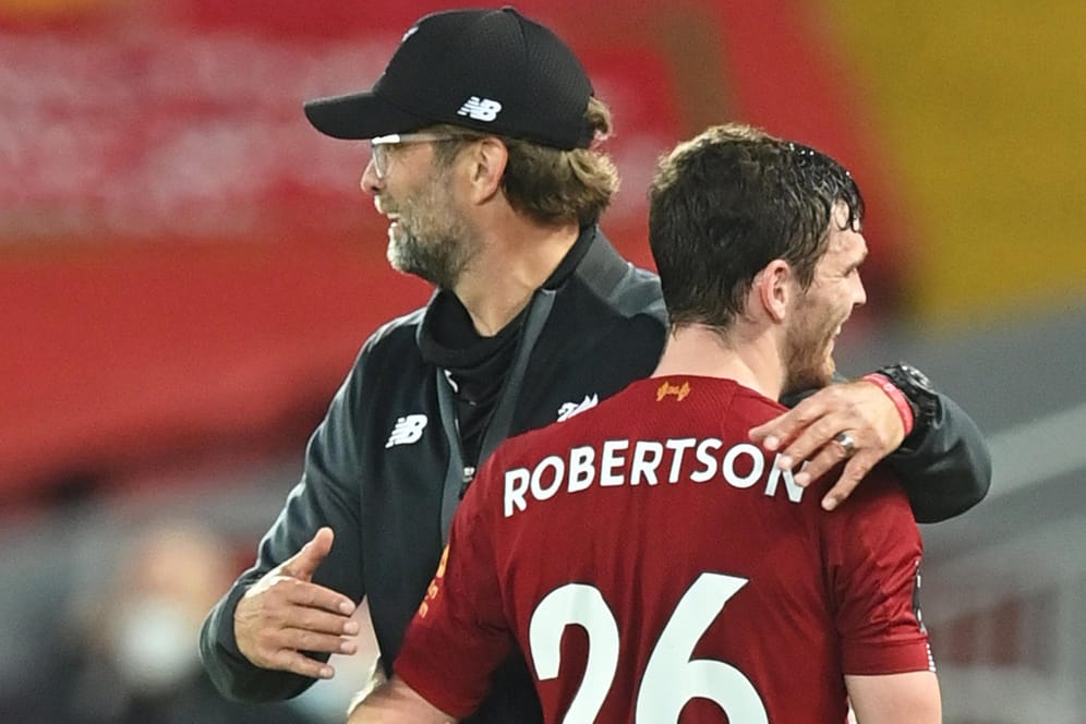 Jubel: Jürgen Klopp mit Andrew Robertson während der Partie gegen Crystal Palace.