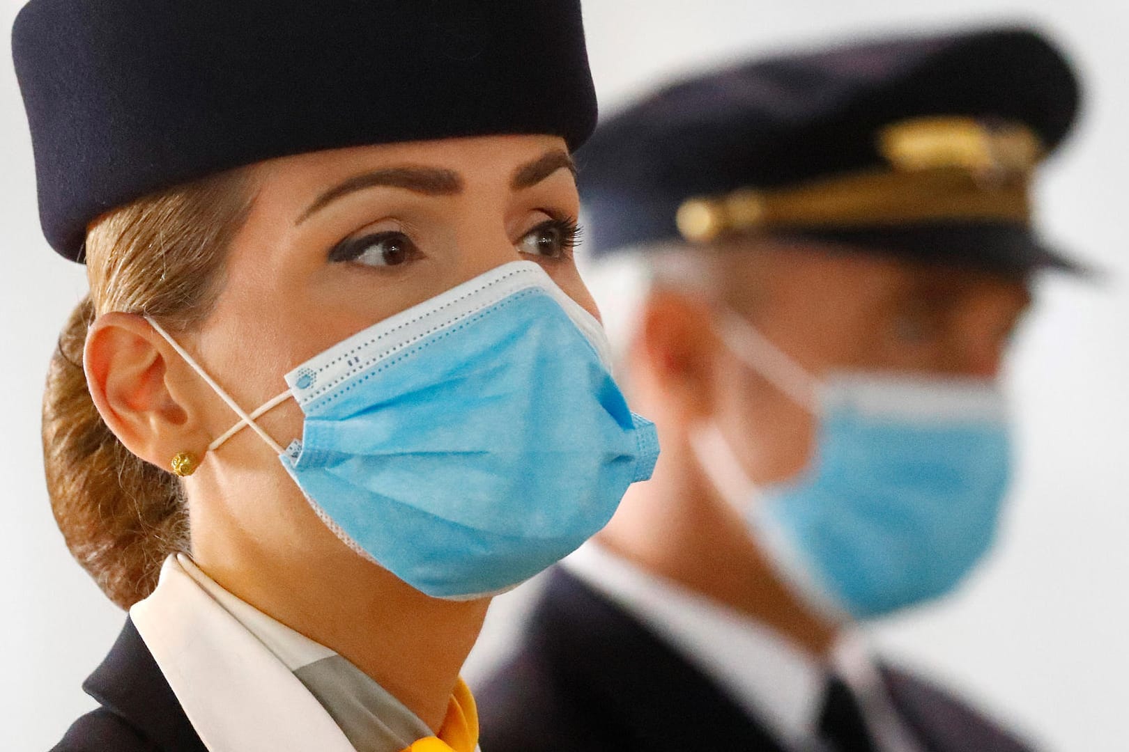 Angestellte der Lufthansa mit Mundschutz: Die Aktionäre der Fluglinie stimmen am Donnerstag über ein Rettungspaket ab. Angestellte der Lufthansa mit Mundschutz: Die Aktionäre der Fluglinie stimmen am Donnerstag über ein Rettungspaket ab.