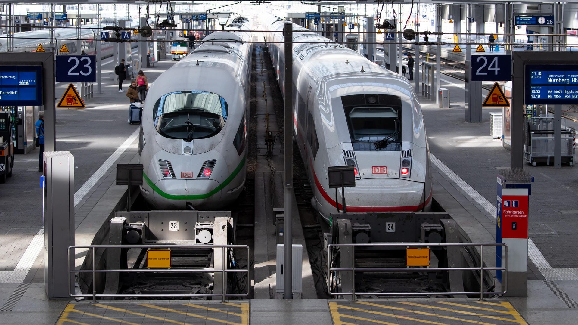 Fahrgäste warten im Hauptbahnhof auf einem Bahnsteig auf ihren Zug: Die Arbeiten an einem Zukunftsplan für die Schiene stehen vor dem Abschluss.