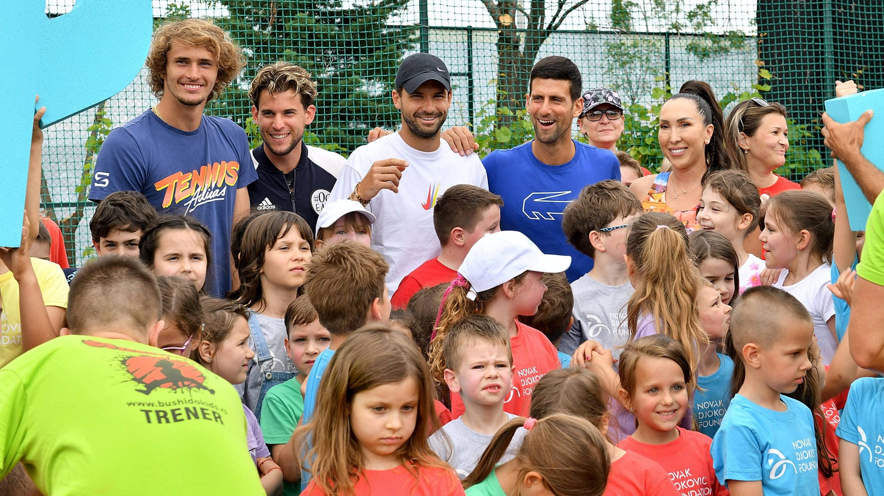 Corona-Regeln? Auf der Adria-Tour von Novak Djokovic (hinten, 4. v. li.) wurde nicht auf Abstand oder Masken geachtet, auch nicht von Zverev oder Thiem (v. li.).