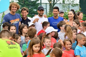 Corona-Regeln? Auf der Adria-Tour von Novak Djokovic (hinten, 4. v. li.) wurde nicht auf Abstand oder Masken geachtet, auch nicht von Zverev oder Thiem (v. li.).