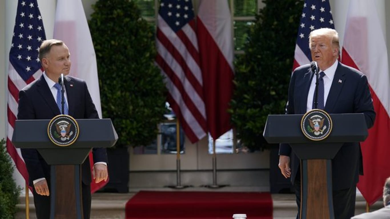 Donald Trump empfängt Andrzej Duda nur wenige Tage vor der Präsidentschaftswahl in Polen, was Vorwürfe der Wahlbeeinflussung mit sich brachte.