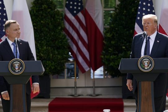 Donald Trump empfängt Andrzej Duda nur wenige Tage vor der Präsidentschaftswahl in Polen, was Vorwürfe der Wahlbeeinflussung mit sich brachte.