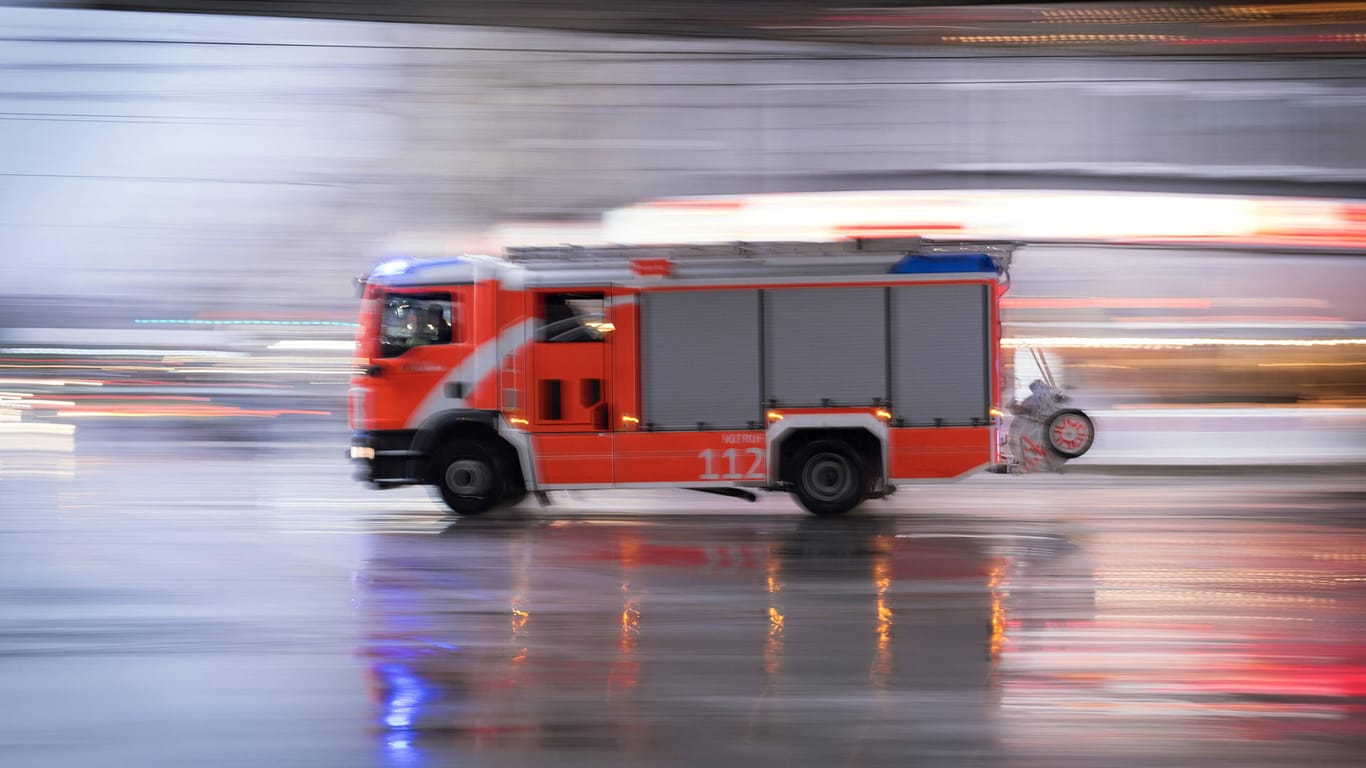 Ein Löschfahrzeug der Berliner Feuerwehr (Symbolbild): In Wilmersdorf ist ein Mann bei einem Wohnungsbrand ums Leben gekommen.