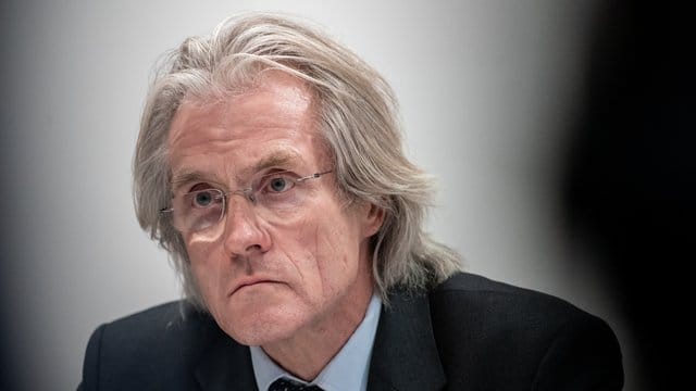 Thomas Jungbluth spricht auf einer Pressekonferenz