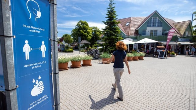 Hinweisschilder, viele Regeln: Urlaubsorte wie das Ostseeheilbad Zingst haben sich auf die Saison vorbereitet.