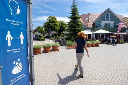 Hinweisschilder, viele Regeln: Urlaubsorte wie das Ostseeheilbad Zingst haben sich auf die Saison vorbereitet.